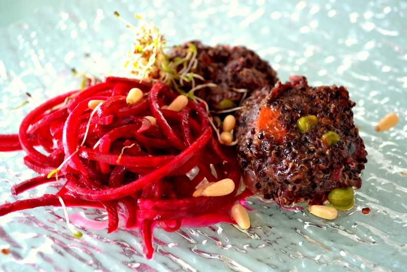 Quinoa-Burger-mit-Randensalat